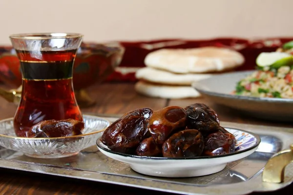 Traditionelles Arabisches Ramadan Frühstück Datteln Tee Orientalischen Glas Auf Platte — Stockfoto