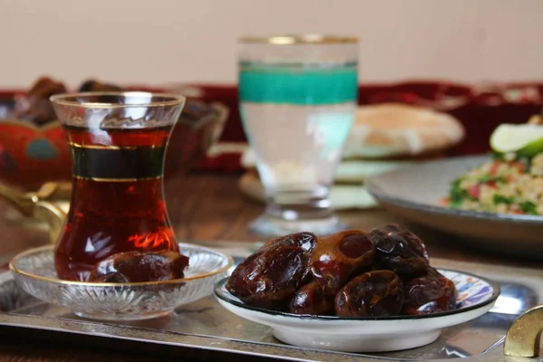 Traditioneel Arabisch Ramadan Ontbijt Data Thee Oosters Glas Schotel Tafeltje — Stockfoto