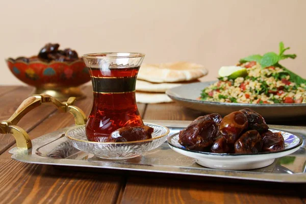 Traditionelles Arabisches Ramadan Frühstück Datteln Tee Orientalischen Glas Auf Platte — Stockfoto