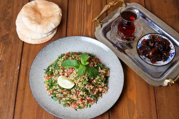 Traditionelles Arabisches Ramadan Frühstück Datteln Tee Orientalischen Glas Auf Platte — Stockfoto
