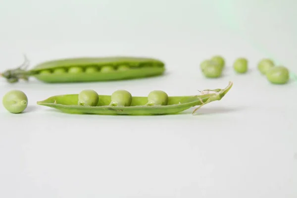 Fresco Baccello Pisello Verde Isolato Sfondo Bianco — Foto Stock