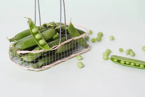 Beyaz arka planda izole edilmiş taze bezelye kabuğu. Yan görünüm.