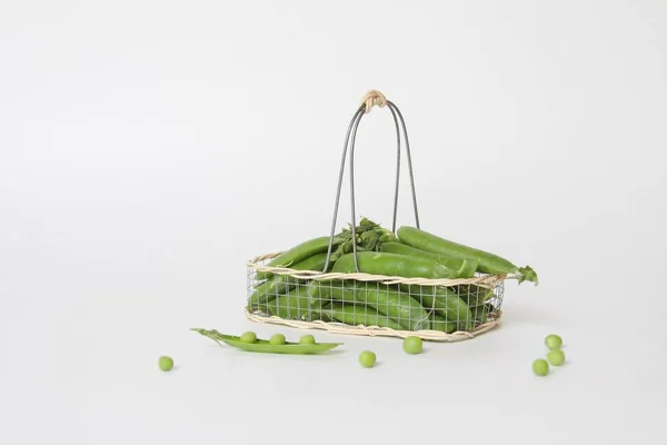 Beyaz arka planda izole edilmiş taze bezelye kabuğu. Yan görünüm.