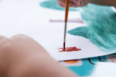 Benim oğlum bir ağaç boyama dağ, o kendi başına bir boya fırçası ve palet ile çizdiğiniz resimdeki çim.