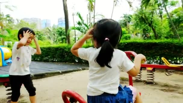 Хлопчик Дівчинка Грають Ігровому Майданчику Парку Вдень Вони Грають Щастям — стокове відео