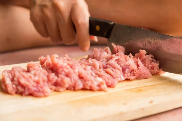 Chef Está Cortando Porco Cru Tábua Corte Madeira Com Uma — Fotografia de Stock
