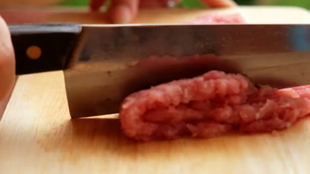 Koch Hackt Das Rohe Schweinefleisch Mit Einem Scharfen Messer Auf — Stockvideo