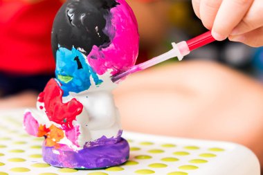 Çocuklar heykel renkli renk ile boyama. Bu eğlenceli hobi okul öncesi çocuklar için renkleri ve şekli hakkında bilgi edinmek için.