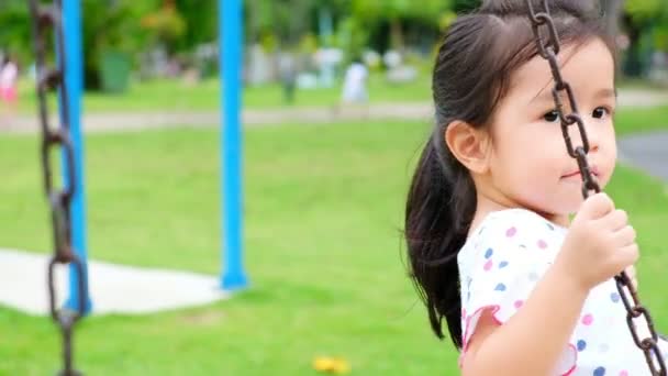 Όμορφο Κορίτσι Παίζει Ταλάντευση Είναι Χαμογελώντας Ευτυχώς Στην Παιδική Χαρά — Αρχείο Βίντεο