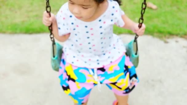 Menina Bonita Jogando Balanço Está Sorrindo Alegremente Parque Infantil Noite — Vídeo de Stock