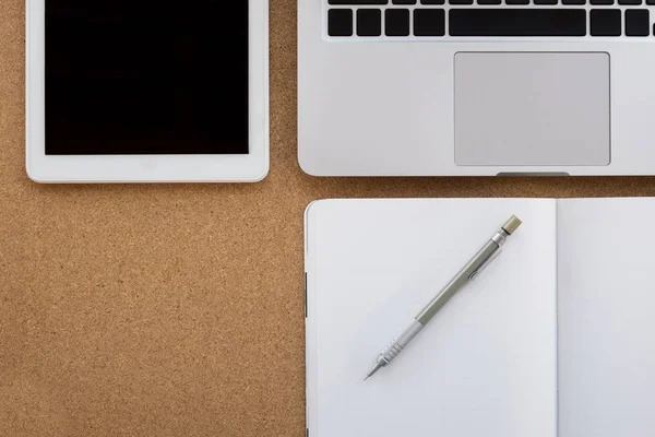 iş ofis ahşap büro dizüstü bilgisayar, tablet, defter, kalem, iş için gerekli ekipman olduğunu.