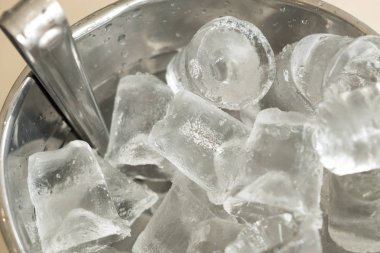 Alüminyum tam Ice cube ile dolu yapılmış bir gümüş kova pub masada yerleştirilir, buz yapmak için yapılan su, viski, votka veya alkol içme soğuk.