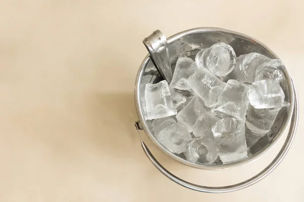 Alüminyum tam Ice cube ile dolu yapılmış bir gümüş kova pub masada yerleştirilir, buz yapmak için yapılan su, viski, votka veya alkol içme soğuk.