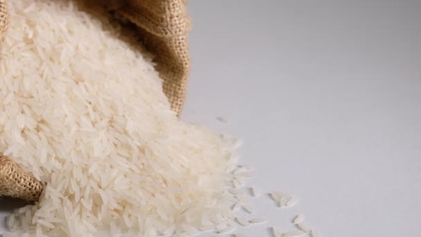 Pytle Sáčky Obsahující Jasmínová Rýže Bílém Pozadí Osvětlení Vpravo Nahoře — Stock video