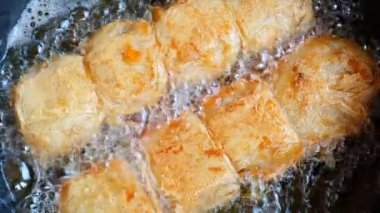 Mutfakta tava domuz rulo kızartma. kolesterol ve yağ birçok içeren sağlıksız gıda 's