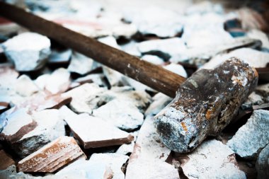 Yenileme den önce evin beton kiremit zemin ve duvar yıkmak için kullanılan bir çekiç. Ağır ve çok sert çünkü metalden yapılmış.