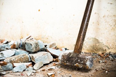 Yenileme den önce evin beton kiremit zemin ve duvar yıkmak için kullanılan bir çekiç. Ağır ve çok sert çünkü metalden yapılmış.