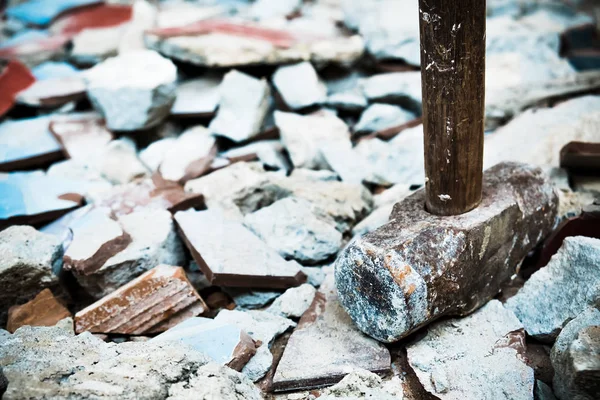 Yenileme den önce evin beton kiremit zemin ve duvar yıkmak için kullanılan bir çekiç. Ağır ve çok sert çünkü metalden yapılmış.