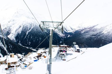 dağlarda kayak teleferik