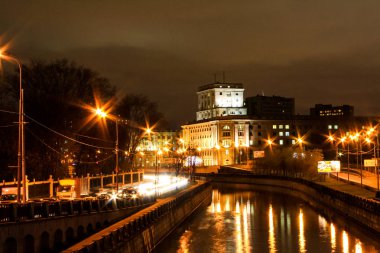 nehir boyunca gece şehir