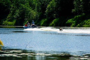 orman nehri üzerinde su kayağı