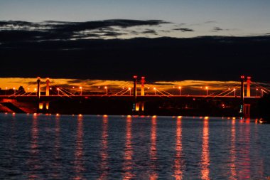 Geceleyin nehir üzerinde köprü