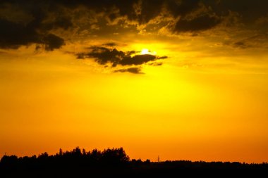 Nehrin üzerinde parlak gün batımı
