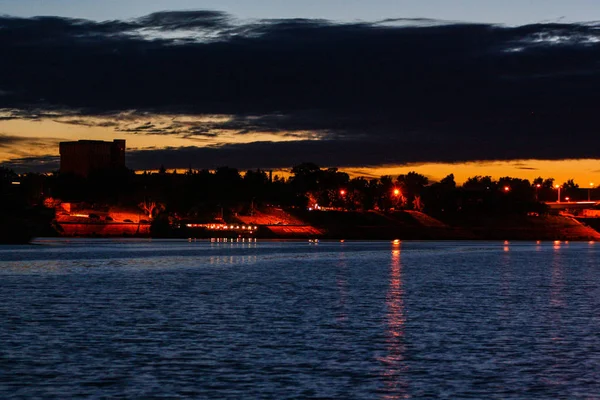 Embankment av staden på kvällen — Stockfoto