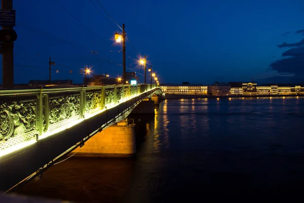 Natt brygga över en bred flod på kvällen — Stockfoto