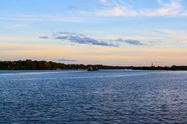 büyük nehir üzerinde küçük dalgalar