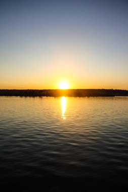 Nehrin üzerinde yaz gün batımı