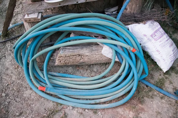 Su borusu tesisat yerinde uPVC mavi su boruları.