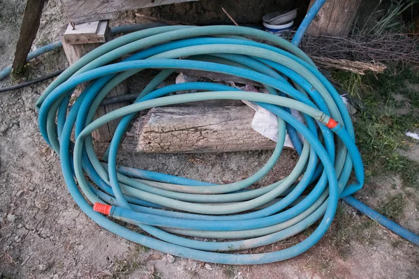 Su borusu tesisat yerinde uPVC mavi su boruları.
