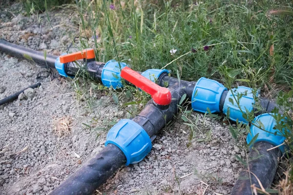 Açık havada saklanan siyah plastik borular