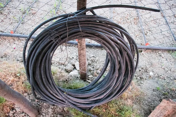 Açık havada saklanan sarmal siyah plastik borular