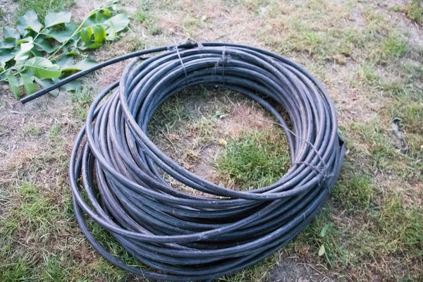 Açık havada saklanan sarmal siyah plastik borular