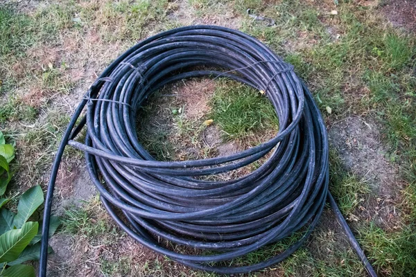 Açık havada saklanan sarmal siyah plastik borular