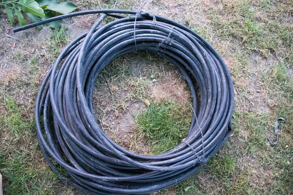 Açık havada saklanan sarmal siyah plastik borular