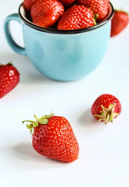 Erdbeeren Einer Tasse Auf Weißem Hintergrund — Stockfoto