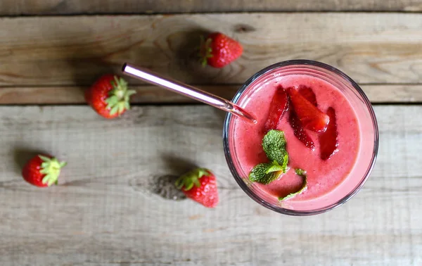 Strawberry Smoothie Dalam Gelas Tinggi Dengan Sedotan Logam Atas Meja — Stok Foto