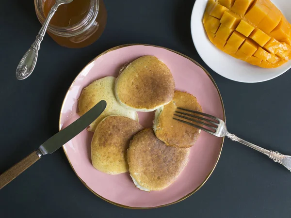 Snídaně Růžovém Plechu Nožem Vidličkou Sklenice Medu Lžičkou Mango Bílém — Stock fotografie