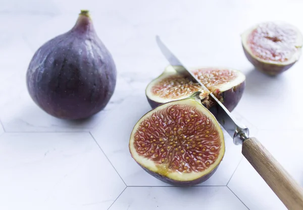 Higos Maduros Una Mesa Mármol Media Fruta Cuchillo — Foto de Stock