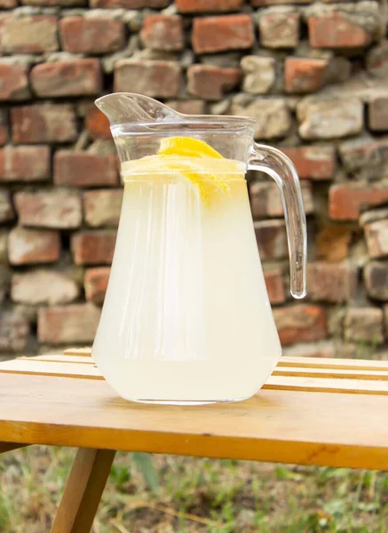 Lemonade Glass Jug Pitcher Yellow Lemon Slices Wooden Table Background — Stock Photo, Image