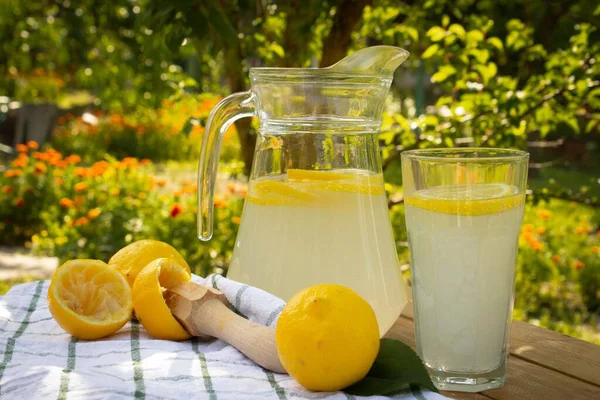Limonade Krug Und Glas Mit Zitronenscheiben Auf Einem Holztisch Sommergarten — Stockfoto