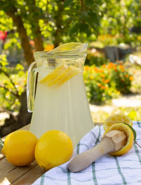 Lemonade Glass Jug Pitcher Table Garden Sunny Day Ripe Yellow — Stock Photo, Image