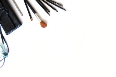 Beyaz arka plan üst görünümünde dağınık kozmetik