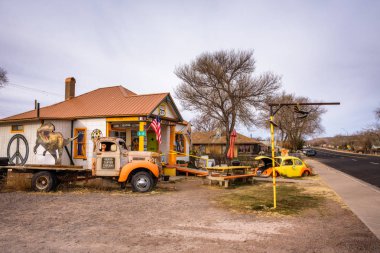Bir Hediyelik eşya dükkanında rota 66 Arizona terk edilmiş eski arabalar sol