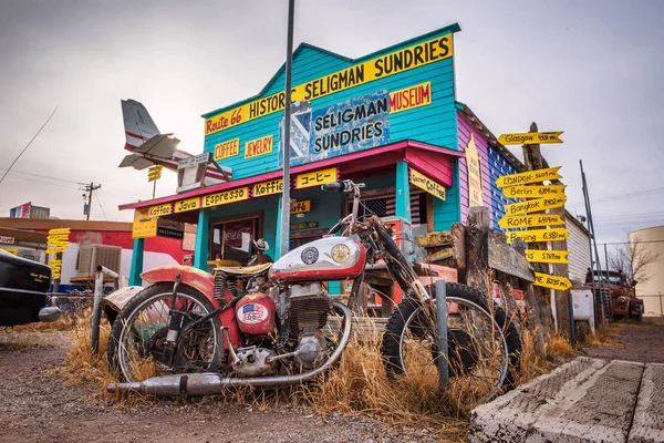 Motocicleta velha deixada abandonada em uma loja de lembranças na rota 66 no Arizona — Fotografia de Stock