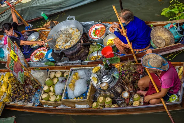 Vendedores locales en un mercado flotante en Tailandia — Foto de Stock