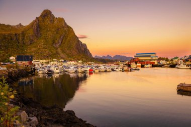 Svolvaer Marina Lofoten Adaları, birçok Yatlar demirli
